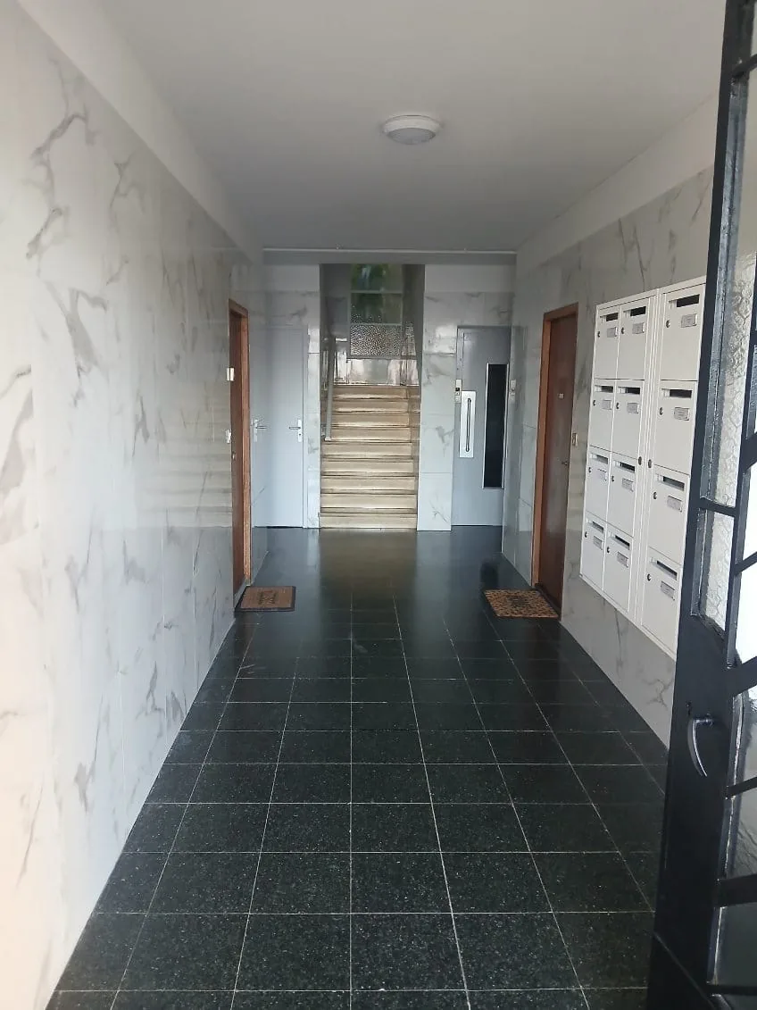 Métamorphose hall d'entrée de copropriété en marbre Calacatta à Ajaccio