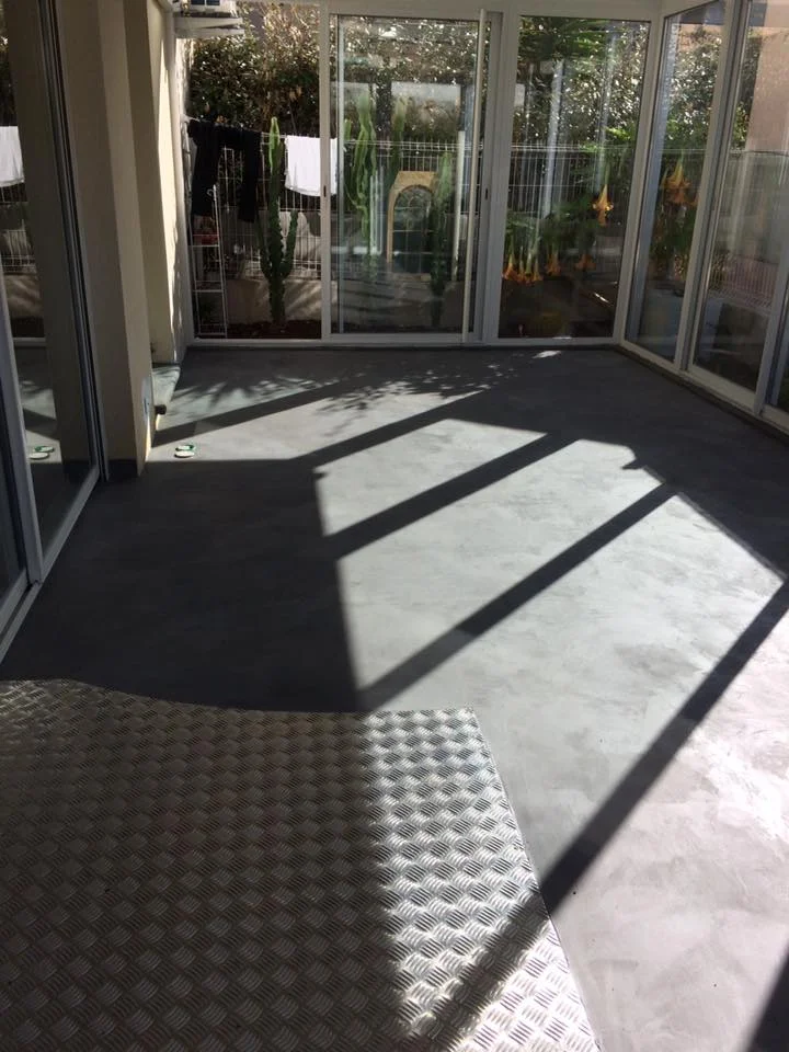 Sol en microciment et enduit décoratif minéral