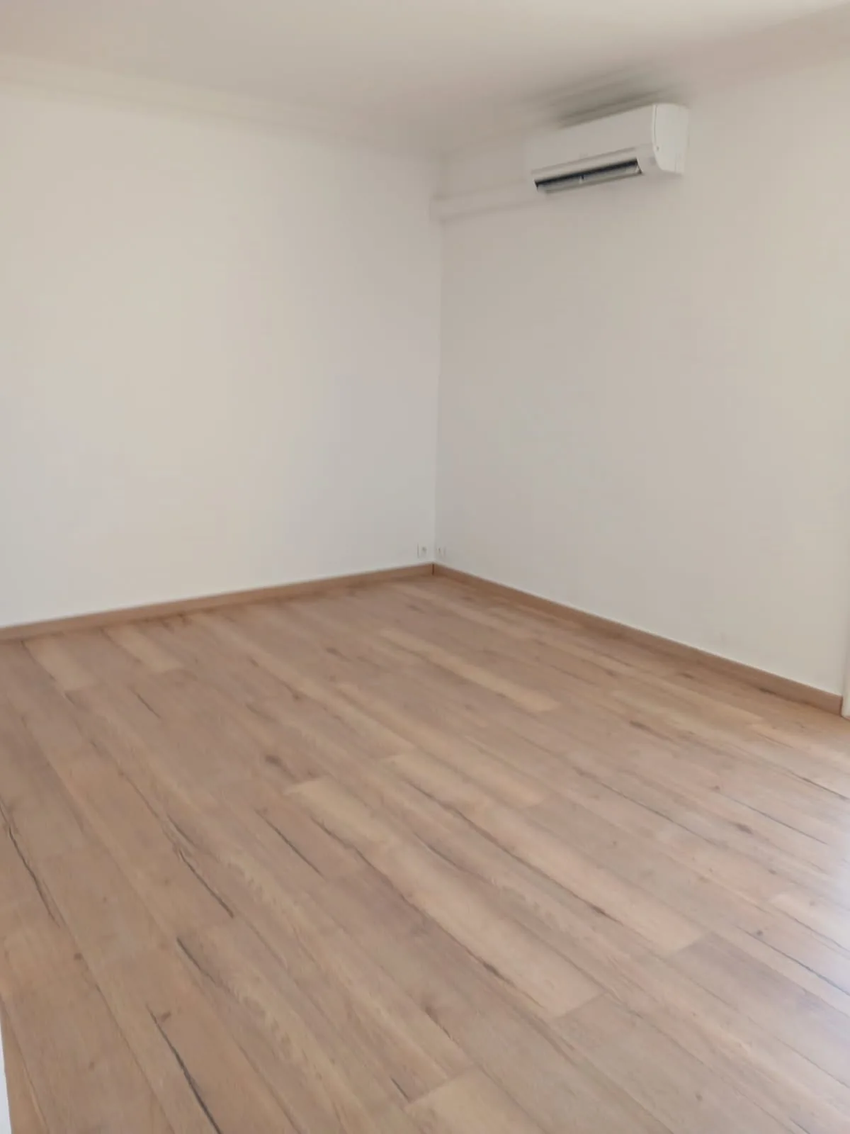 Pose de parquet chêne clair dans appartement contemporain à Ajaccio