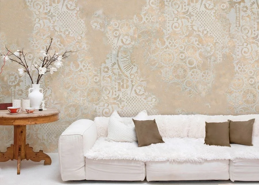 Mur décoratif beige avec motifs d'engrenages style steampunk dans un salon moderne lumineux.