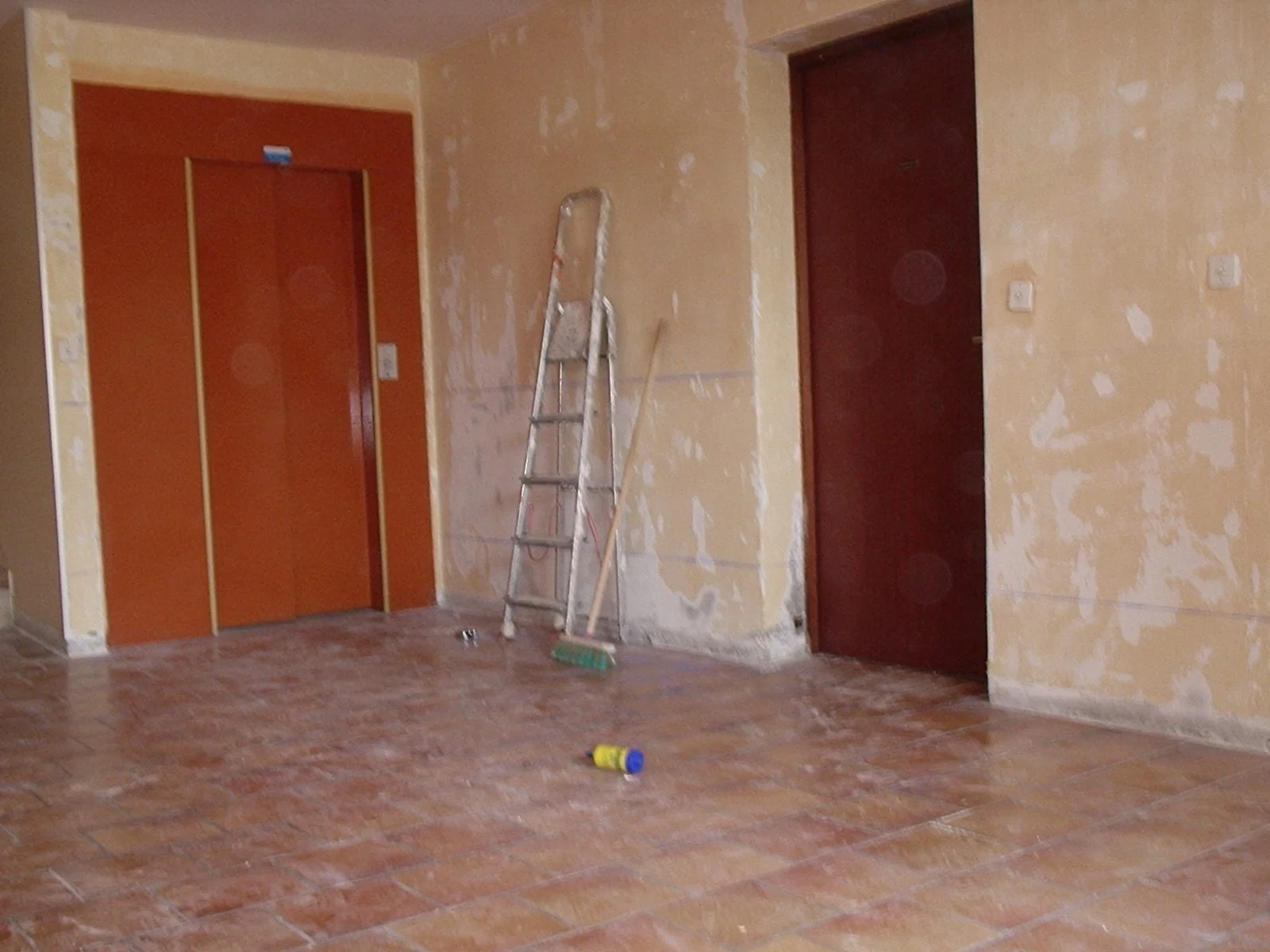 Hall d'immeuble rénové avec revêtement marble et parquet