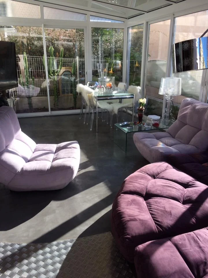 Véranda moderne aménagée en salon et salle à manger avec mobilier design.