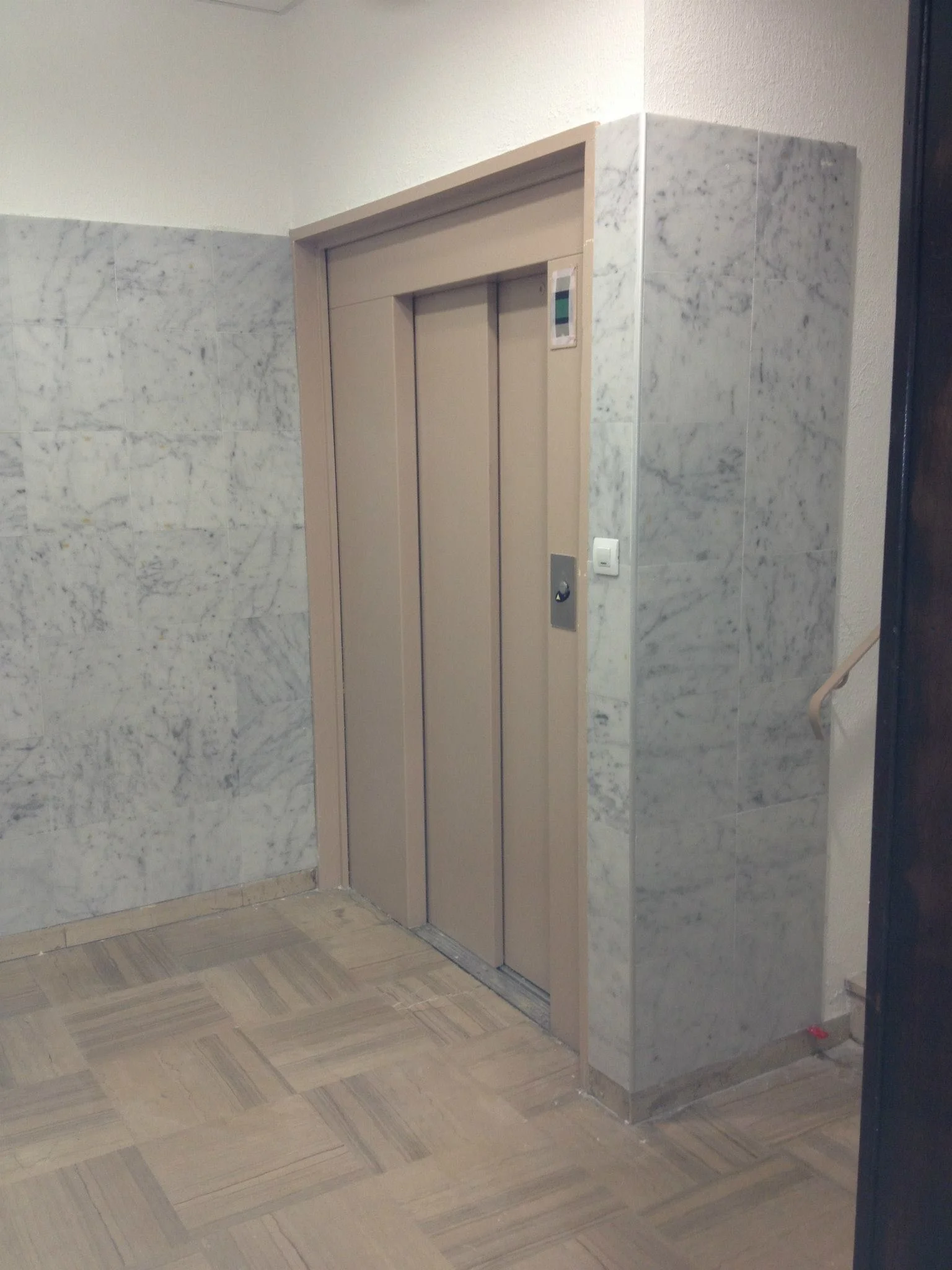 Rénovation hall avec ascenseur, marbre et parquet